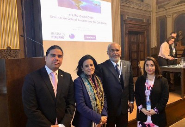 Embajada dominicana participa en seminario sobre oportunidades de negocios en Finlandia