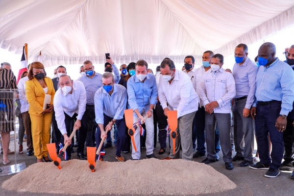 Luis Abinader da primer picazo para la construcción de tres naves en el parque de Zonas Francas San Pedro de Macorís