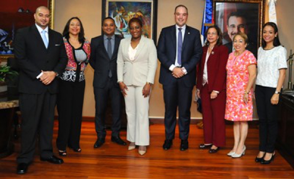 Delegación de Curazao Visita Ministro Industria y Comercio