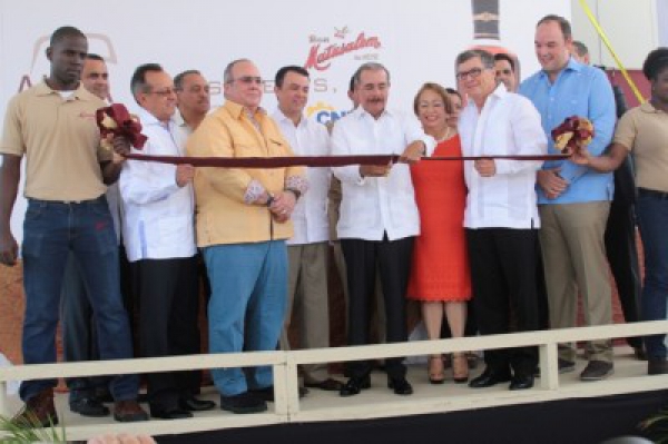 Presidente de la República inauguran en Monte Plata fábrica de Ron.