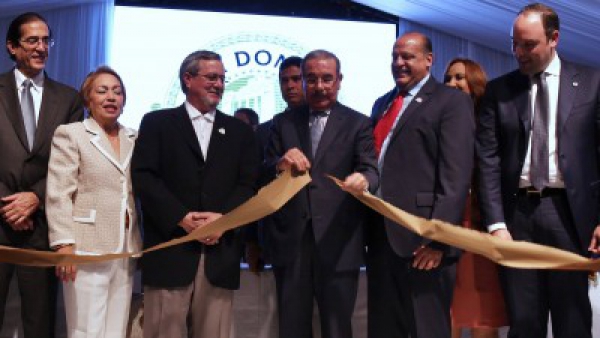 Presidente Medina Asiste A La Inauguración De Fábrica De Cigarros En Santiago