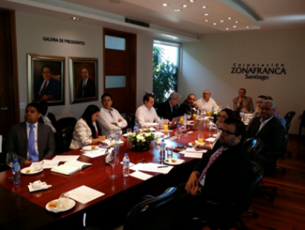 Encuentro del ministro José Ramón Peralta con empresarios del sector calzado y la directora del Consejo Nacional de Zonas Francas de Exportación