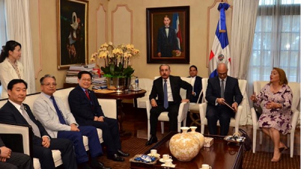 Medina recibe empresarios asiáticos interesados en desarrollar proyectos textiles en RD